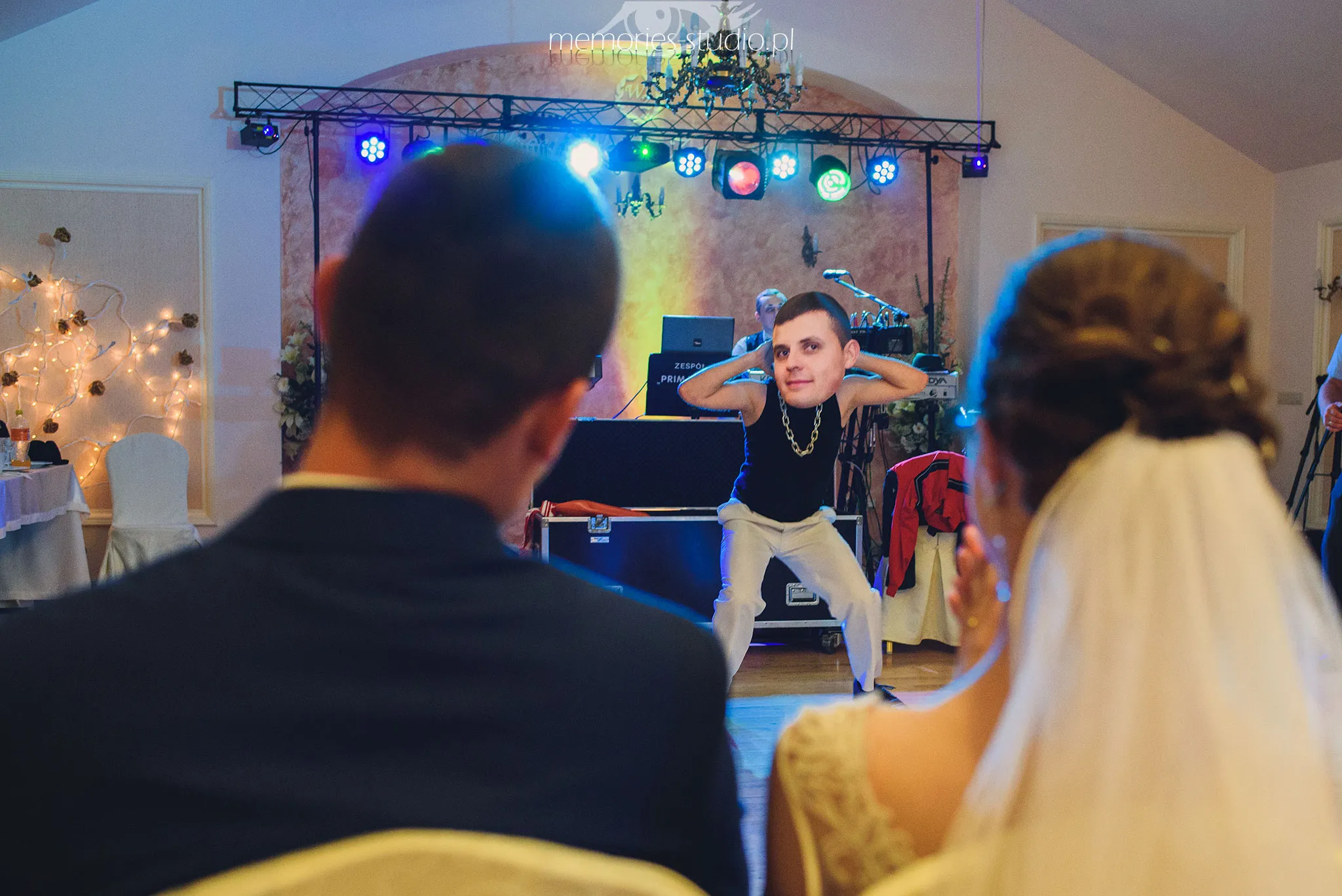 Zabawy oczepinowe na weselu w stylu Faces of Dance. Maski i parodie gości. Taniec z własnym sobowtórem, zdj.1