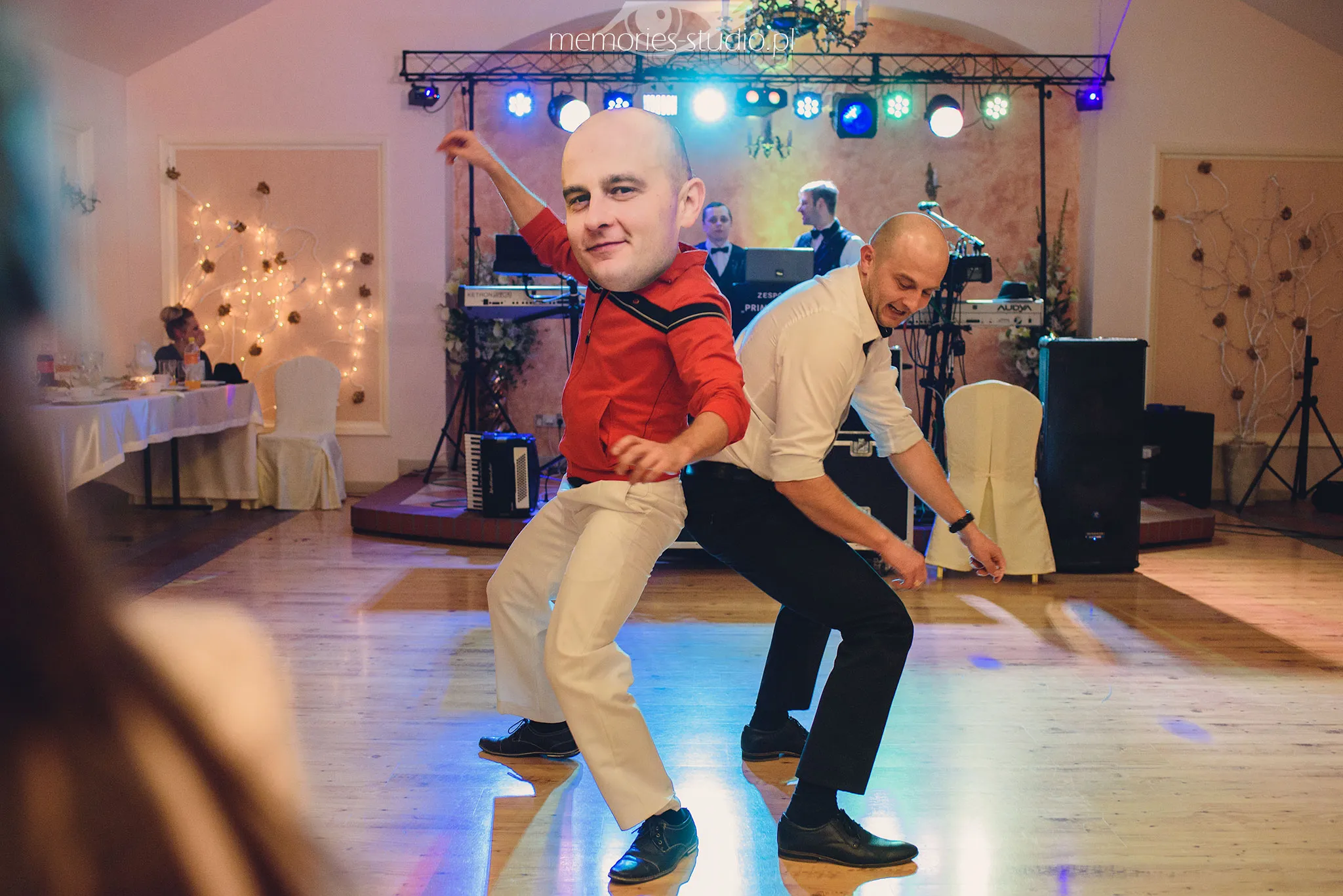 Zabawy oczepinowe na weselu w stylu Faces of Dance. Maski i parodie gości. Taniec z własnym sobowtórem, zdj.2