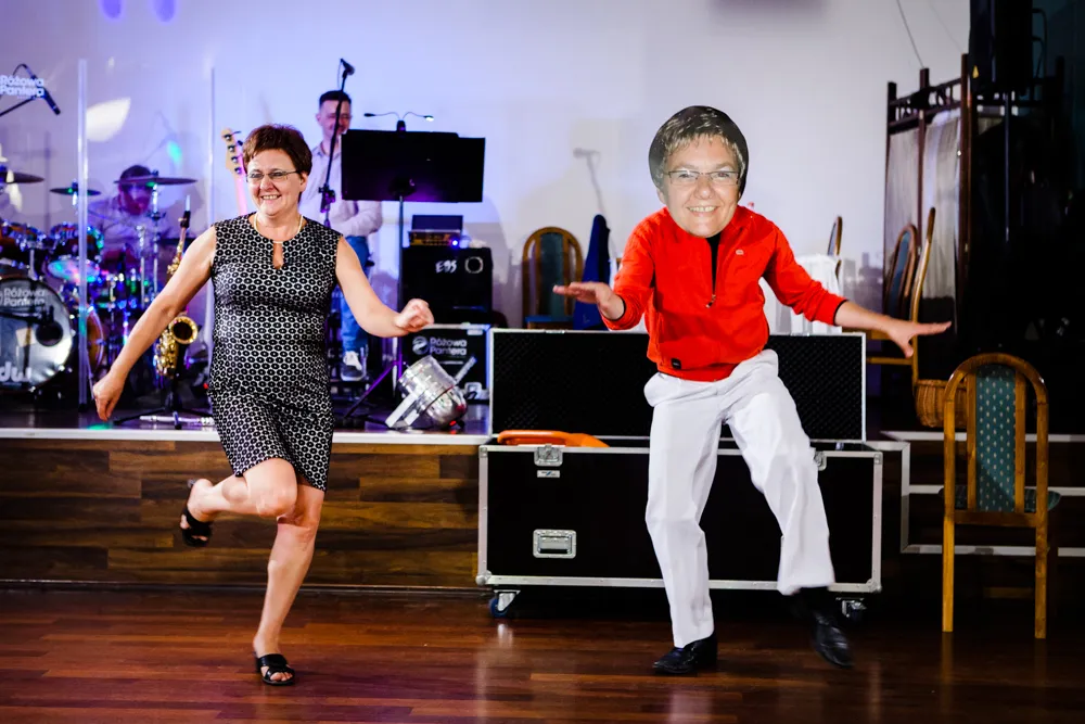 Zabawy oczepinowe na weselu w stylu Faces of Dance. Maski i parodie gości. Taniec z własnym sobowtórem, zdj.7