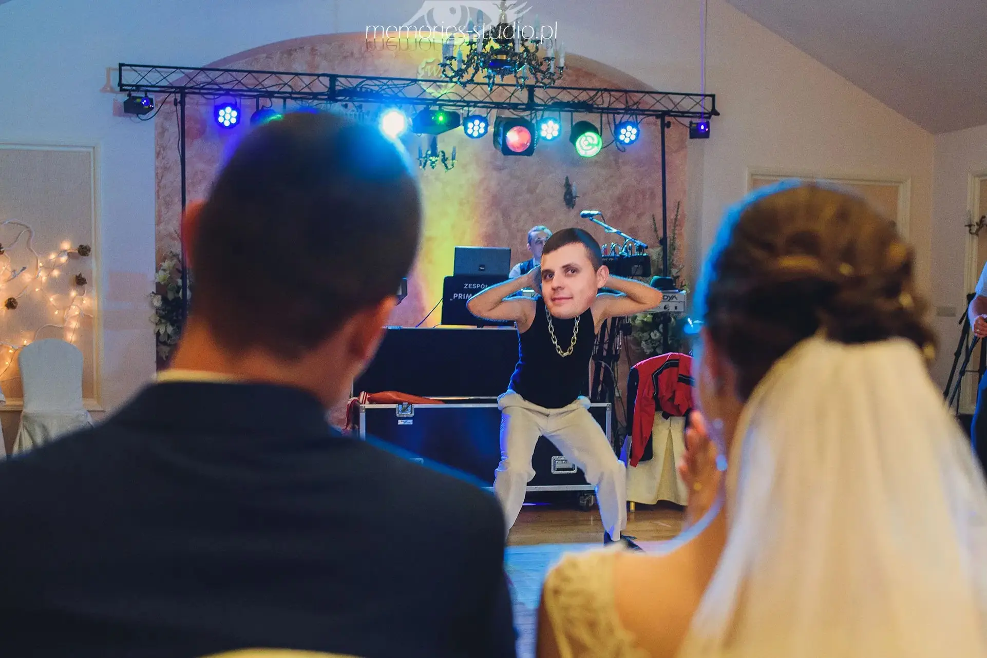 Nowoczesne atrakcje na wesele Faces of Dance – artysta tańczy w masce z twarzą jednego z gości.