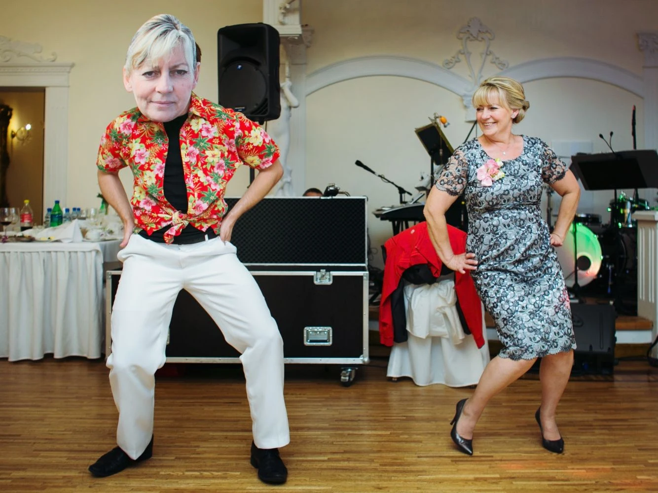 Oczepiny inaczej – parodia gościa, animator Faces of Dance w masce z jego twarzą na parkiecie.