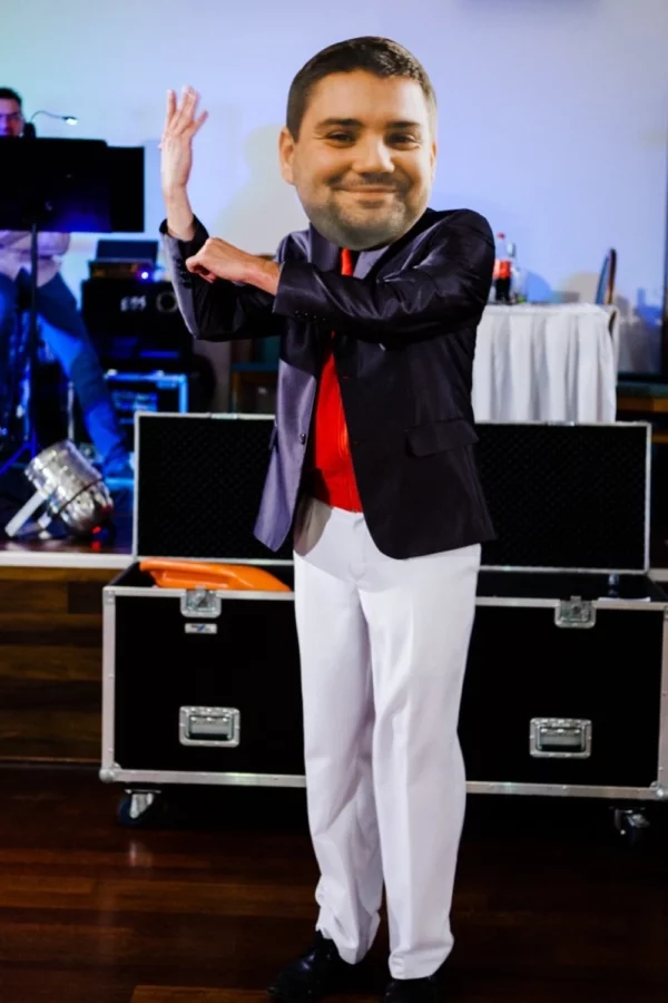 Show na wesele w którym artysta parodiuje gości za pomocą tańca, odpowiednio dobranej muzyki, oraz masek